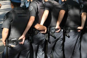policías-tomados-de-los-cintos