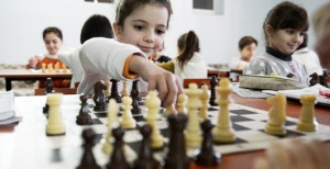 niños-jugando-ajedrez