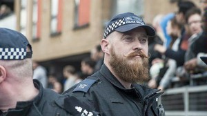policía-de-Londres-con-barba-y-piercing