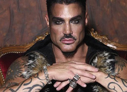 Ricardo-Fort-posando