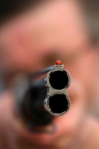 apuntando con escopeta