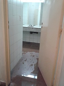 baño-inundado-muni-Avell