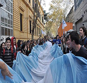 abrazo-Mariano-Moreno