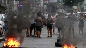 vecinos-protestando-falta-d