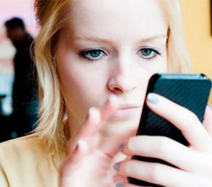 mujer-y-cámara-de-celular