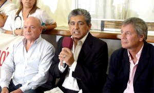 Beto-conferencia-prensa-Hospital-de-Wilde