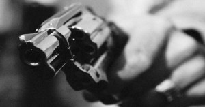 apuntando-con-revólver