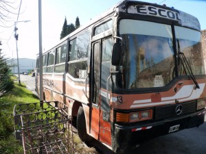 micro-escolar-incendiado-01