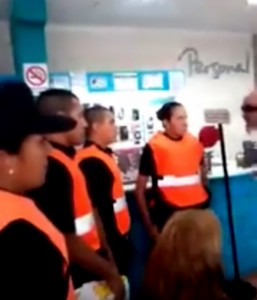 policías-y-cliente-reclaman