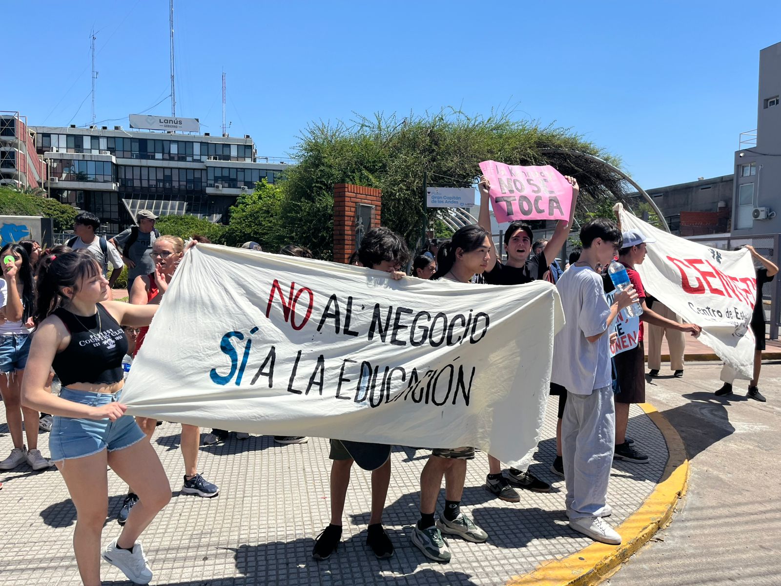 Lanús: Comunidad educativa del Colegio Kennedy protestaron frente al ...