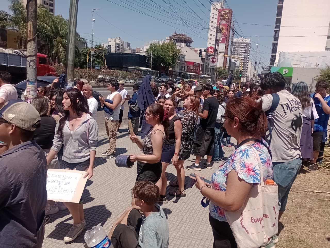 Lanús: Comunidad educativa del Colegio Kennedy protestaron frente al ...